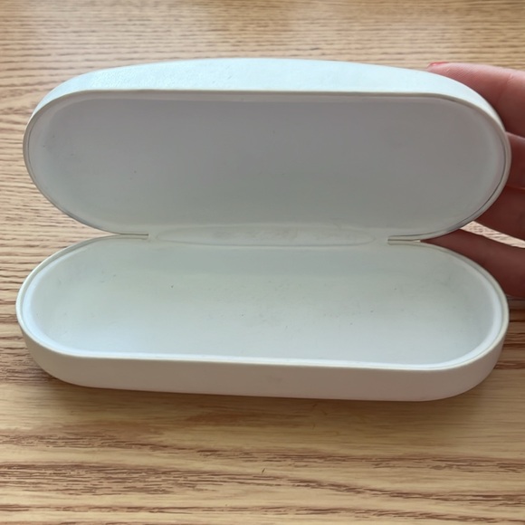 Nina Ricci White Hard Clamshell Eyeglass Case - Picture 2 of 6